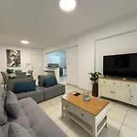 Cozy In Beautiful Complex Apartment
