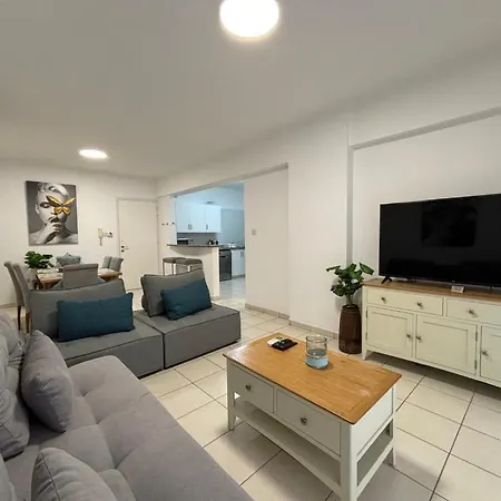 Cozy In Beautiful Complex Apartment